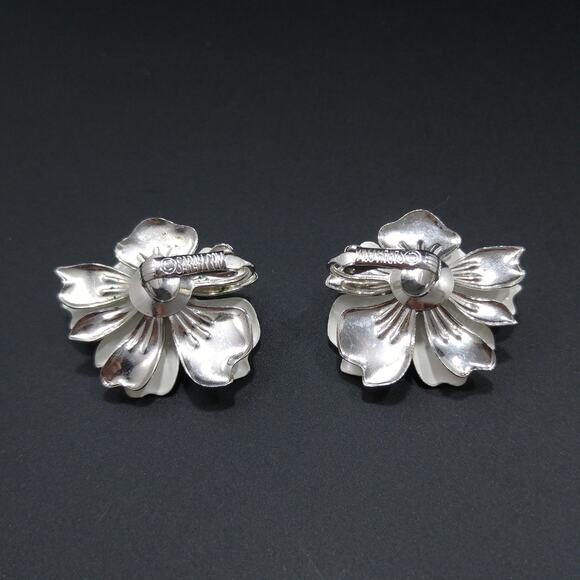 Sarah Coventry White Enamel Flower Earrings Silver Tone Clip On 1960s Vintage - Picture 10 of 10
